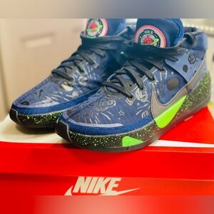 Nike KD13 EP planet of hoops Like new no flaws no signs of wear.